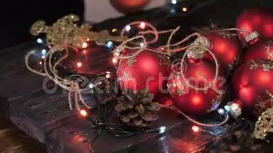 圣诞树，圣诞装饰，黑色背景的松果，bokeh，灯光，花环